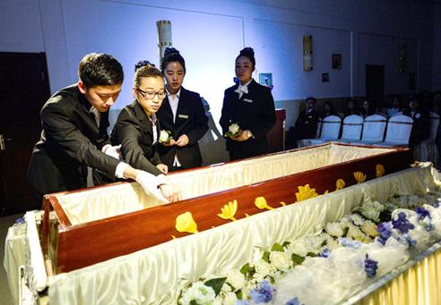 صف کشیدن برای تجربه مرگ (تصویر)