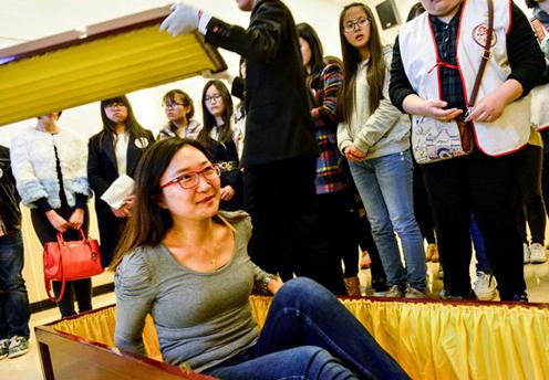 صف کشیدن برای تجربه مرگ (تصویر)