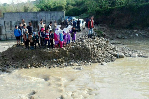 جابجایی بچه های مدرسه با بیل مکانیکی (تصویر)