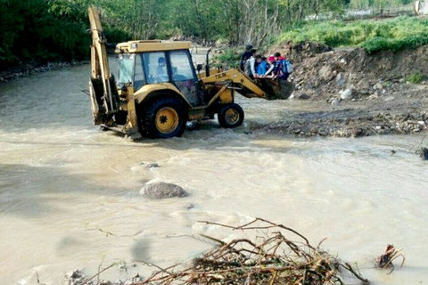 جابجایی بچه های مدرسه با بیل مکانیکی (تصویر)