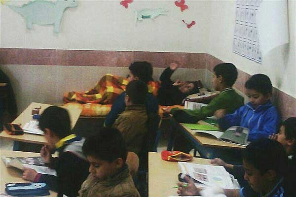 تصویر بحث‌برانگیز تدریس یک معلم در بستر بیماری