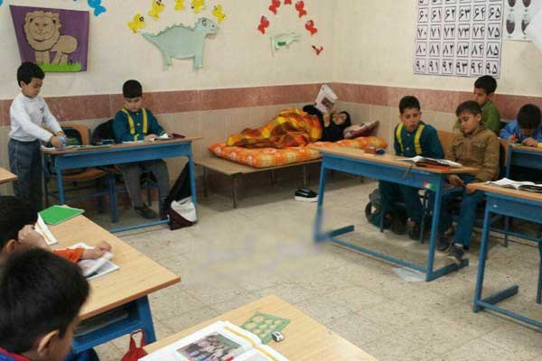 تصویر بحث‌برانگیز تدریس یک معلم در بستر بیماری