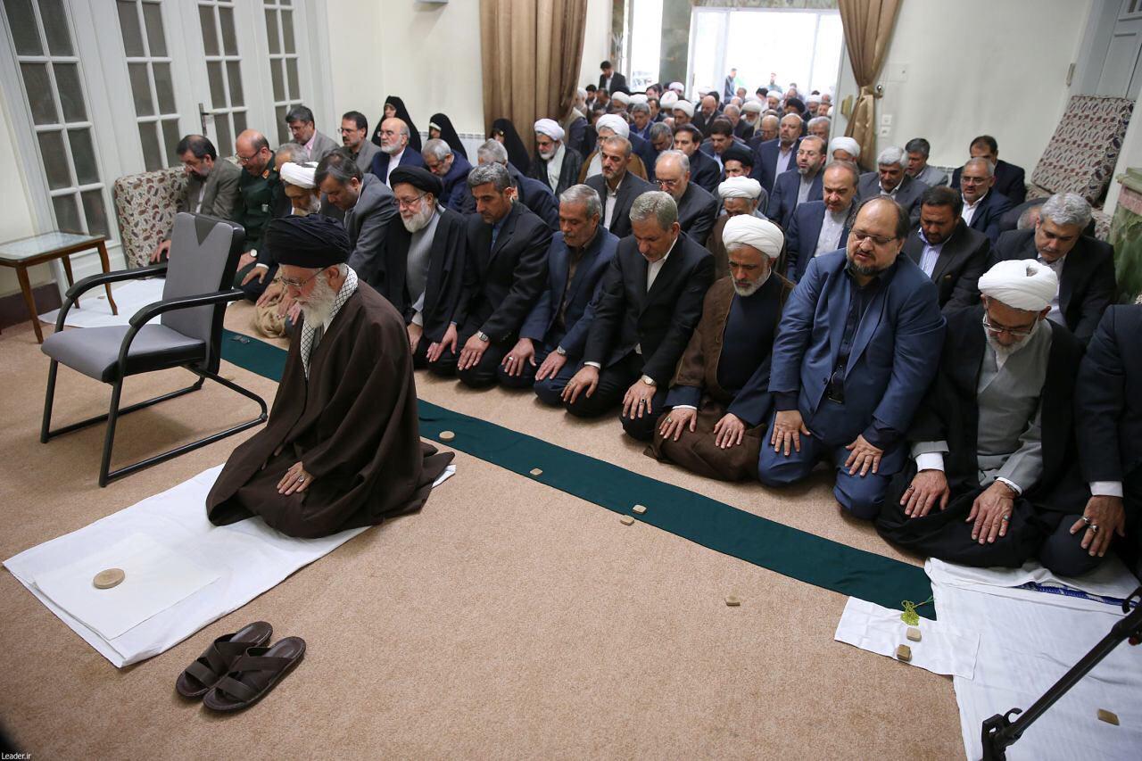 اقتداي سه زن كابينه در نماز جماعت (تصویر)