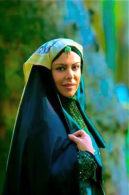 فلور نظری: در ایران خیلی تنوع نقش وجود ندارد/هدف هم دوره ای های ما مشهور شدن نبود/ 12سال است که درحال سفر هستم/پرسپولیسی هستم ولی برای استقلال احترام زیادی قائلم