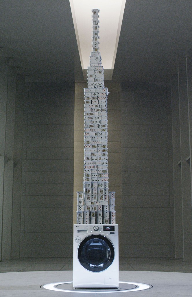 خانه‌ای از کارت‌ها روی ماشین لباسشویی بدون لرزش الی جی (تصاویر)