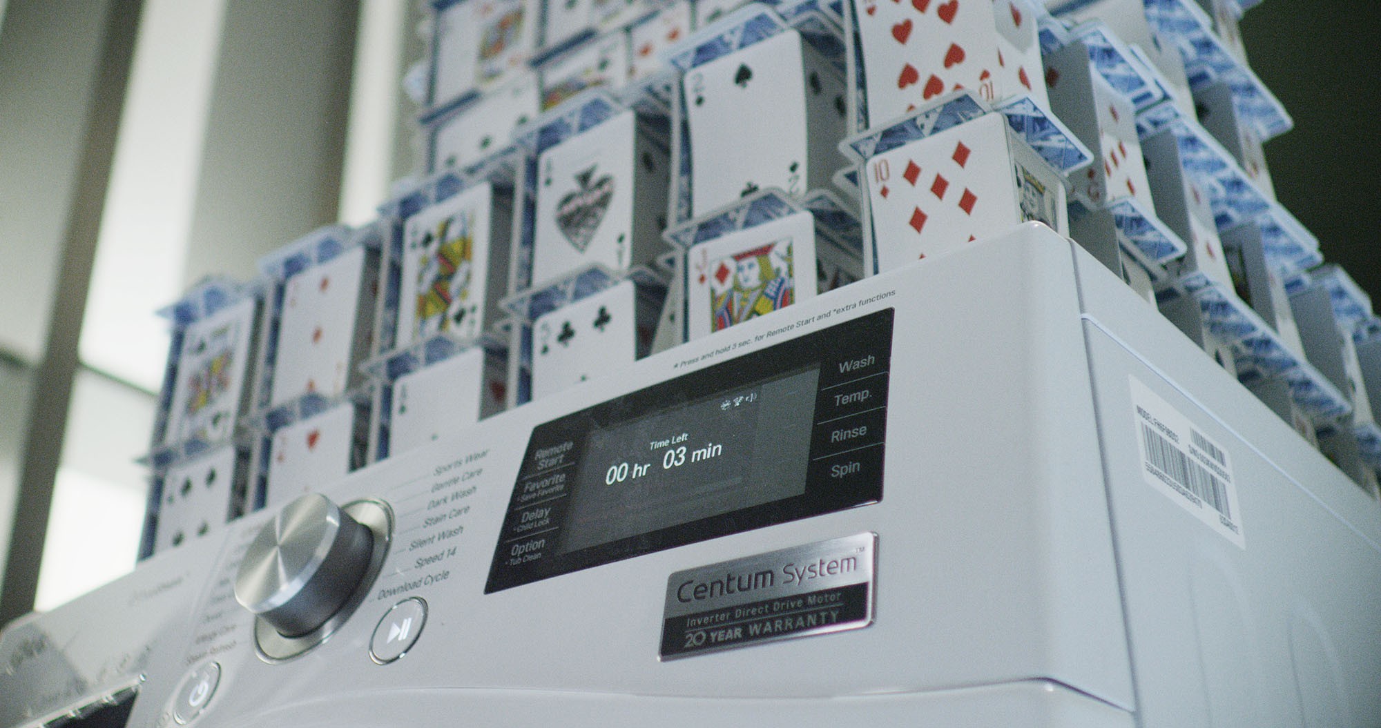 خانه‌ای از کارت‌ها روی ماشین لباسشویی بدون لرزش الی جی (تصاویر)