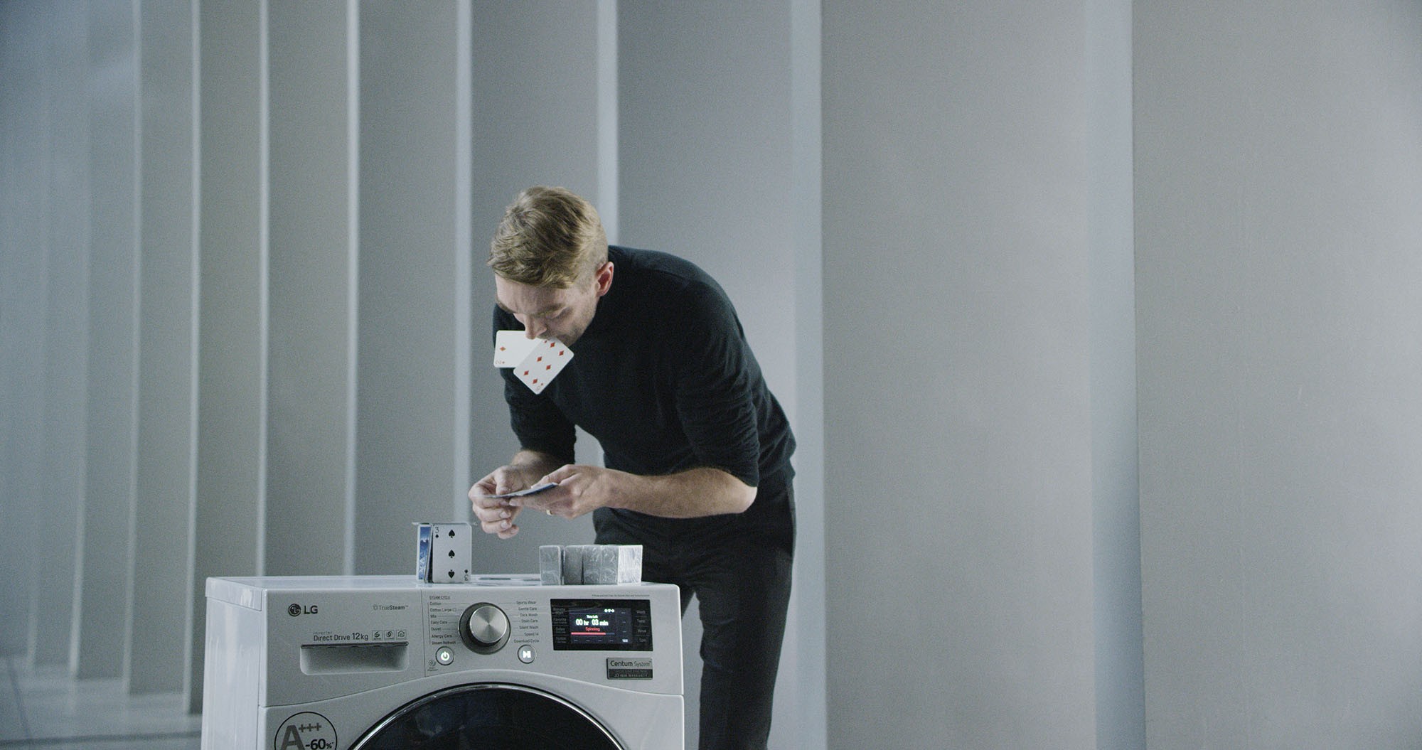 خانه‌ای از کارت‌ها روی ماشین لباسشویی بدون لرزش الی جی (تصاویر)