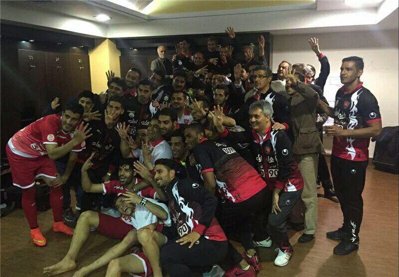 شادی پرسپولیسی ها با نشان دادن 4 (تصویر)