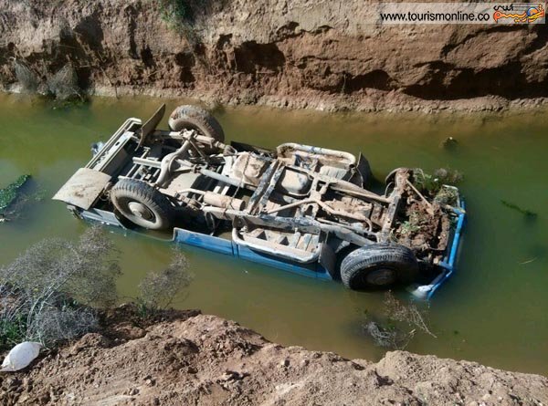 واژگونی وانت نیسان در کانال آب (تصویر) واژگونی وانت نیسان در کانال آب (تصویر)