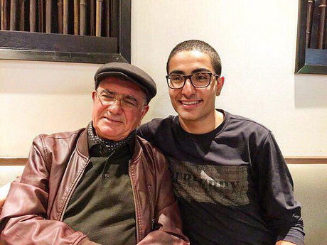 همراهی فرزند استاد شجریان با پدرش (تصویر)