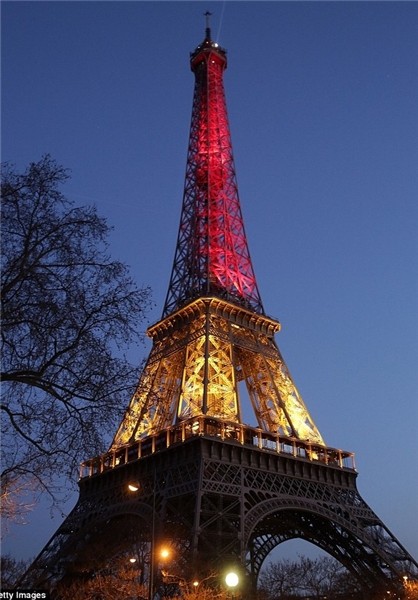 برج ایفل را در عزای کدام کشور رنگ کنیم؟