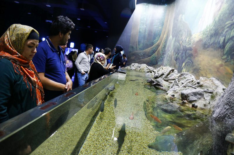 بازدید مسافران نوروزی از بزرگترین تونل آکواریوم ایران - اصفهان‎