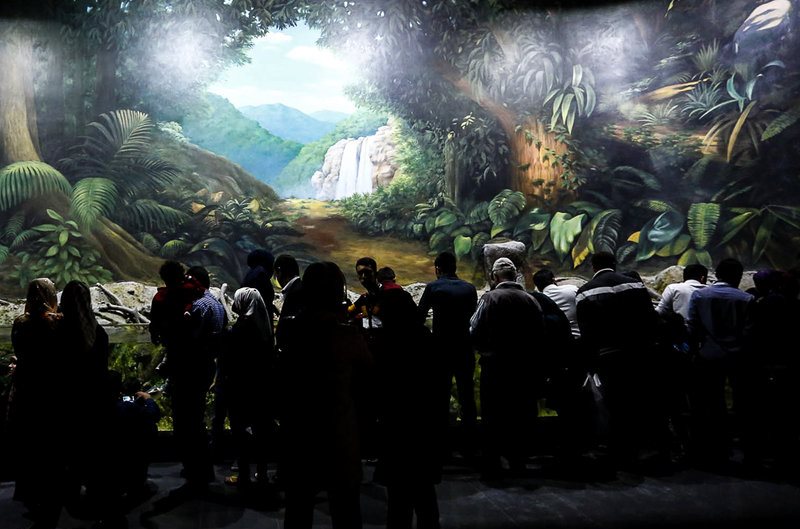 بازدید مسافران نوروزی از بزرگترین تونل آکواریوم ایران - اصفهان‎