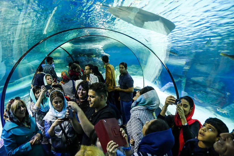 بازدید مسافران نوروزی از بزرگترین تونل آکواریوم ایران - اصفهان‎