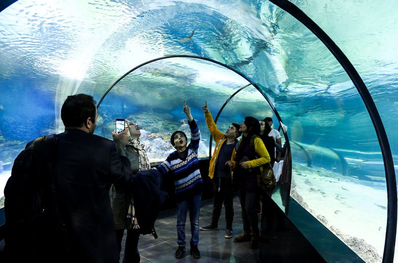 بازدید مسافران نوروزی از بزرگترین تونل آکواریوم ایران - اصفهان‎