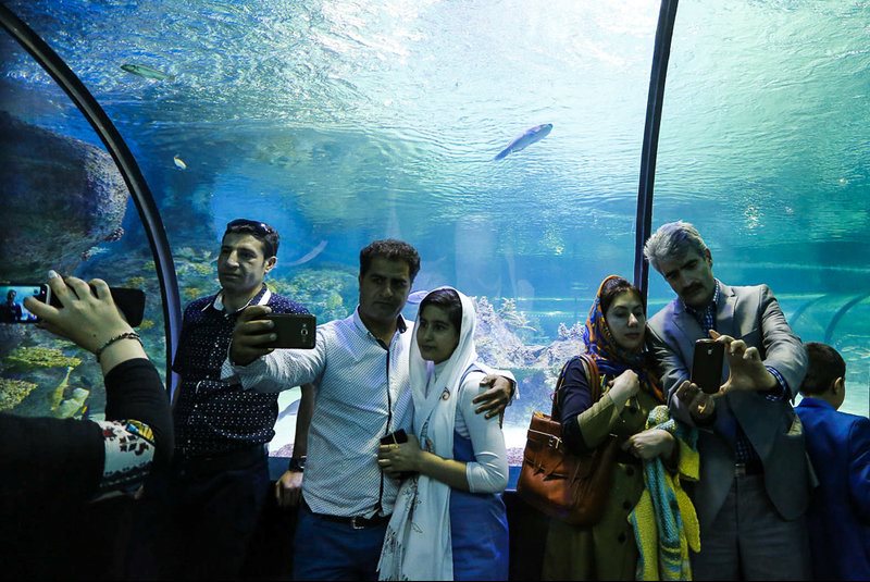 بازدید مسافران نوروزی از بزرگترین تونل آکواریوم ایران - اصفهان‎