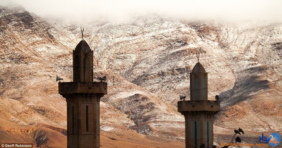 سفیدپوش شدن صحرای بزرگ آفریقا برای نخستین بار پس از 37 سال (تصاویر)