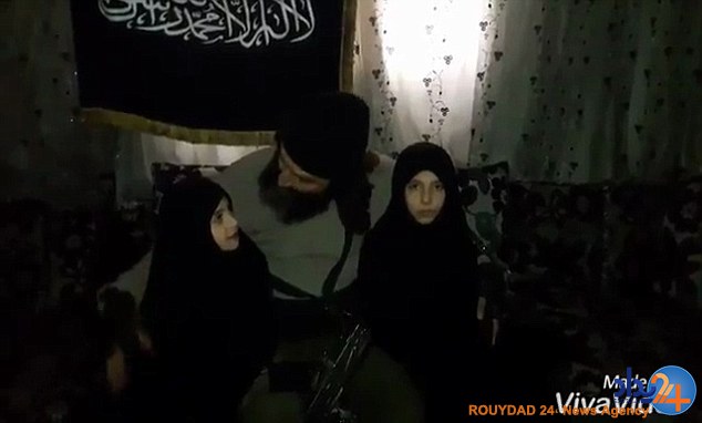 ترغیب دو دختر 7ساله سوری به انجام حمله انتحاری در دمشق (فیلم و تصاویر)