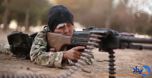 تصاویر تکان‌دهنده داعش از کودکان سرباز که اعدام می‌کنند و می‌کشند