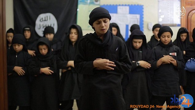 تصاویر تکان‌دهنده داعش از کودکان سرباز که اعدام می‌کنند و می‌کشند