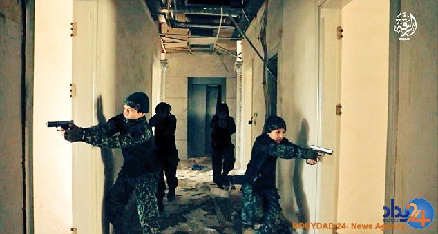 تصاویر تکاندهنده داعش از کودکان سرباز که اعدام میکنند و میکشند تصاویر تکاندهنده داعش از کودکان سرباز که اعدام میکنند و میکشند