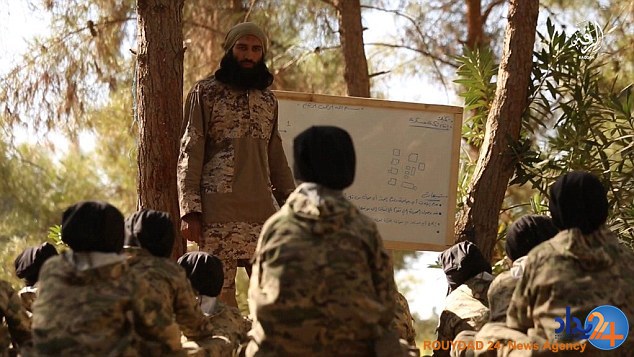 تصاویر تکاندهنده داعش از کودکان سرباز که اعدام میکنند و میکشند تصاویر تکاندهنده داعش از کودکان سرباز که اعدام میکنند و میکشند