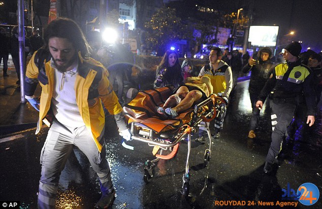 لحظه حمله شبانه بابانوئل به کلوپ استانبول (فیلم‌ها و تصاویر)