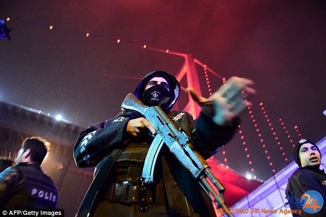 لحظه حمله شبانه بابانوئل به کلوپ استانبول (فیلم‌ها و تصاویر)