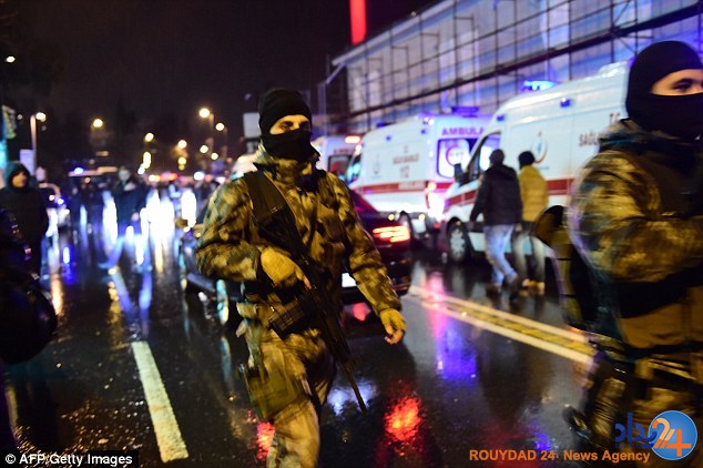 لحظه حمله شبانه بابانوئل به کلوپ استانبول (فیلم‌ها و تصاویر)