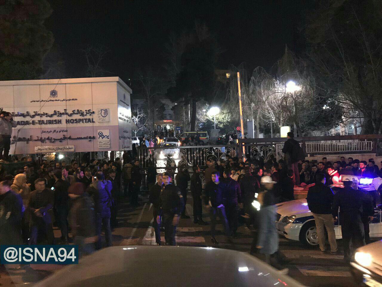 تجمع مردم مقابل بیمارستان تجریش (تصاویر)