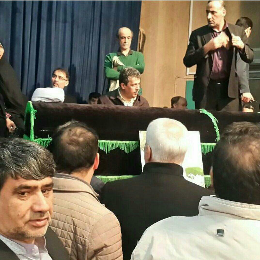 سلفی عجیب نماینده سبزوار با پیکر هاشمی (تصویر) سلفی عجیب نماینده سبزوار با پیکر هاشمی (تصویر)