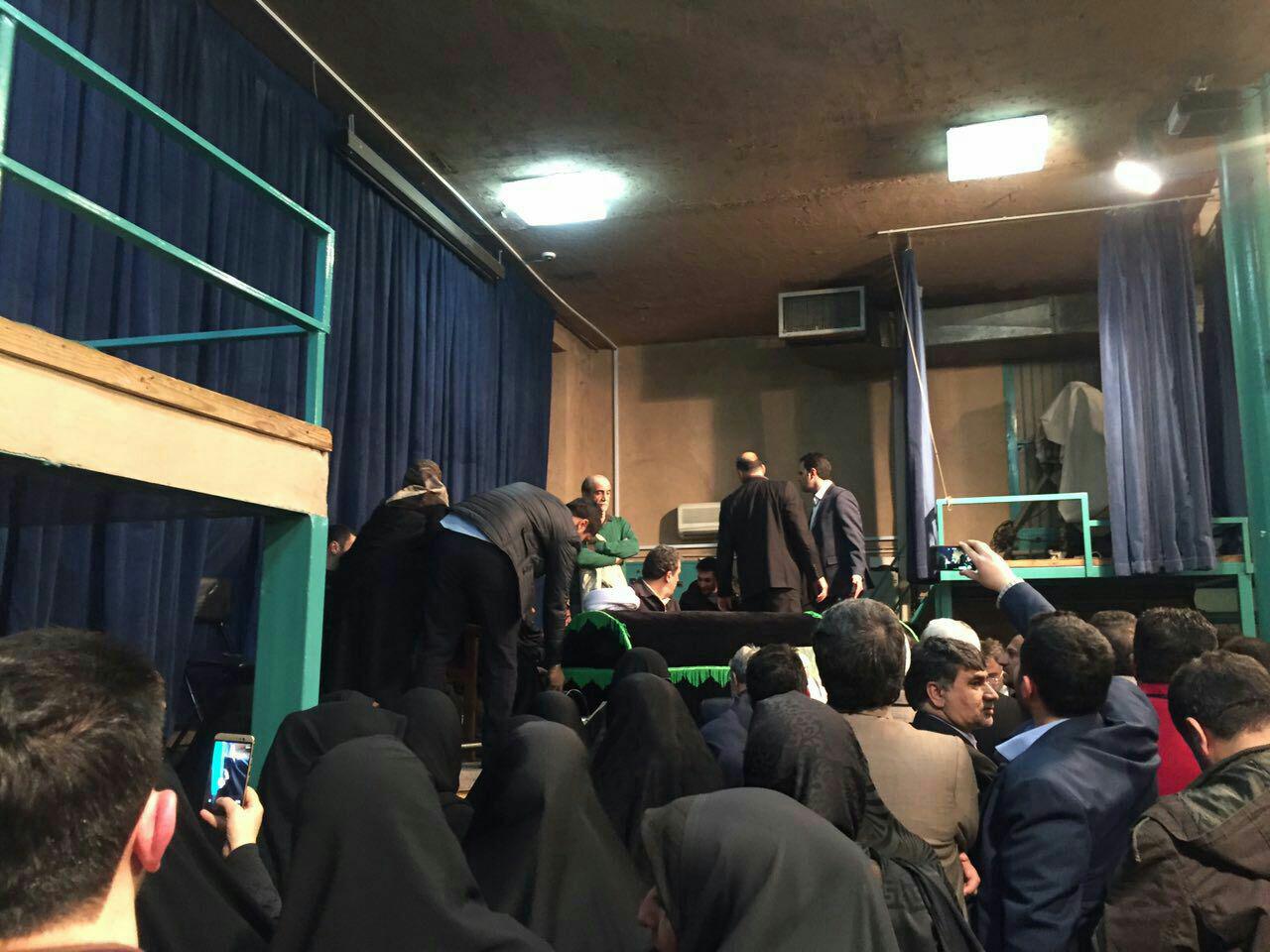 حضور نماینده سبزوار در مراسم سوگواری آیتالله هاشمی (تصویر) حضور نماینده سبزوار در مراسم سوگواری آیتالله هاشمی (تصویر)