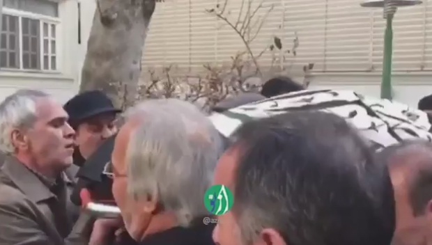 مهدی هاشمی اجازه نداد علی عسگری رییس صداوسیما زیر تابوت پدرش را بگیرد (فیلم) مهدی هاشمی اجازه نداد علی عسگری رییس صداوسیما زیر تابوت پدرش را بگیرد (فیلم)