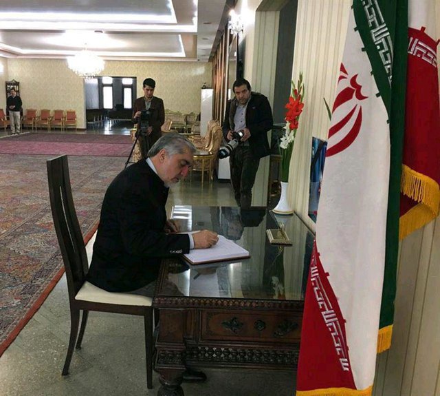 امضای عبدالله عبدالله پای دفتر یادبود ارتحال آیت‌الله هاشمی (تصویر)