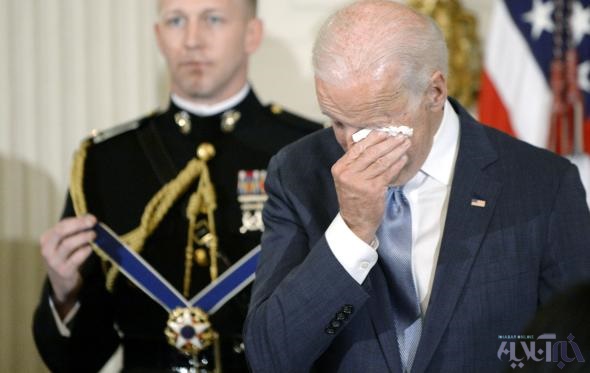 اوباما، اشک بایدن را درآورد (تصویر) اوباما، اشک بایدن را درآورد (تصویر)