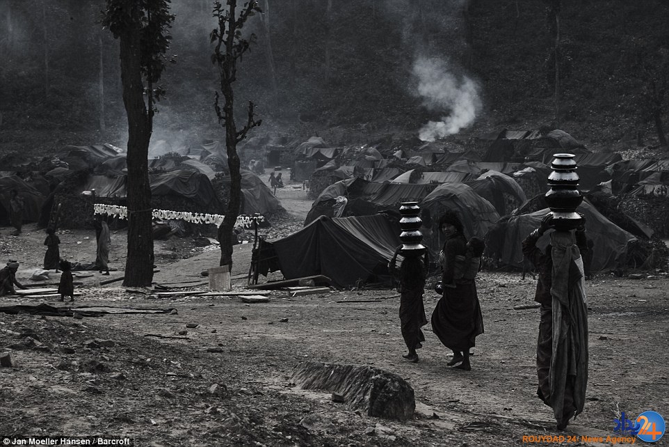 قبیله نپالی که مردههایش را ایستاده دفن میکند (تصاویر) قبیله نپالی که مردههایش را ایستاده دفن میکند (تصاویر)