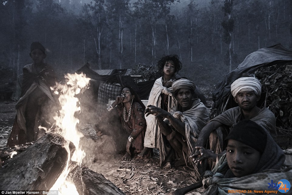 قبیله نپالی که مردههایش را ایستاده دفن میکند (تصاویر) قبیله نپالی که مردههایش را ایستاده دفن میکند (تصاویر)