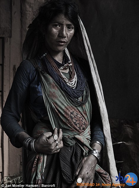 قبیله نپالی که مردههایش را ایستاده دفن میکند (تصاویر) قبیله نپالی که مردههایش را ایستاده دفن میکند (تصاویر)