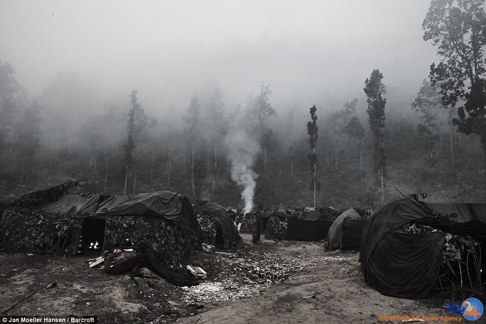 قبیله نپالی که مردههایش را ایستاده دفن میکند (تصاویر) قبیله نپالی که مردههایش را ایستاده دفن میکند (تصاویر)