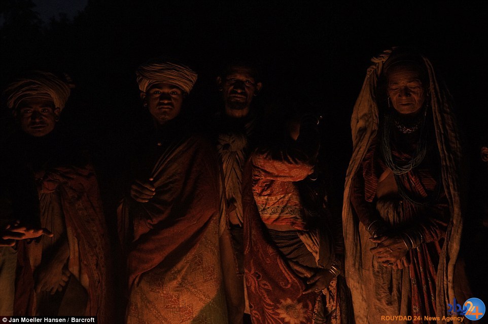 قبیله نپالی که مردههایش را ایستاده دفن میکند (تصاویر) قبیله نپالی که مردههایش را ایستاده دفن میکند (تصاویر)