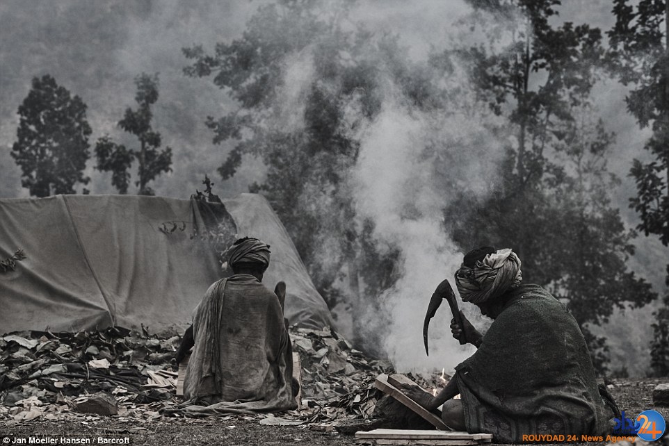 قبیله نپالی که مردههایش را ایستاده دفن میکند (تصاویر) قبیله نپالی که مردههایش را ایستاده دفن میکند (تصاویر)