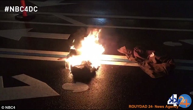 معترض ضدترامپ خود را مقابل هتل دونالد آتش زد (فیلم و تصاویر)