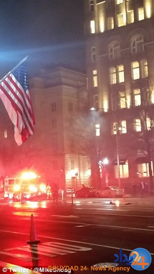 معترض ضدترامپ خود را مقابل هتل دونالد آتش زد (فیلم و تصاویر)