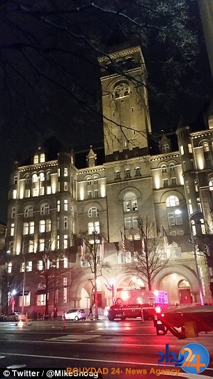 معترض ضدترامپ خود را مقابل هتل دونالد آتش زد (فیلم و تصاویر)