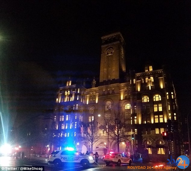 معترض ضدترامپ خود را مقابل هتل دونالد آتش زد (فیلم و تصاویر)