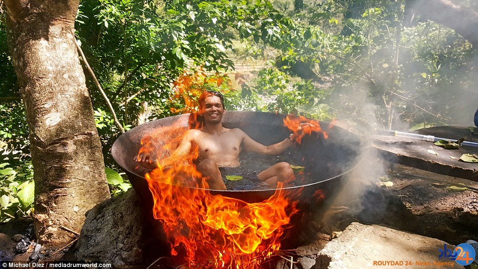 حمام به شیوه قبایل آدمخوار (تصاویر) حمام به شیوه قبایل آدمخوار (تصاویر)