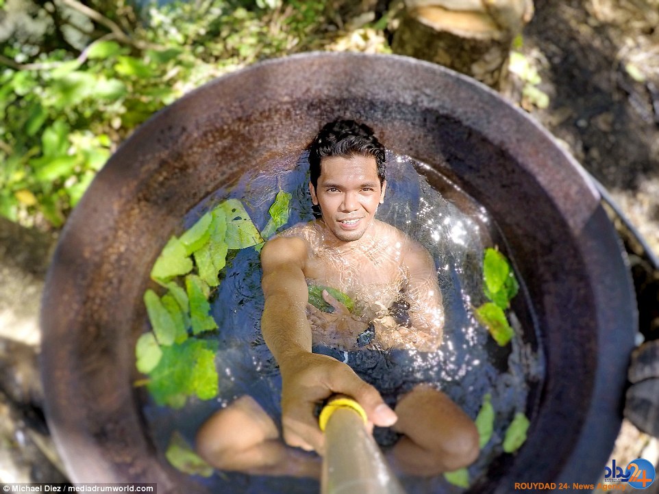 حمام به شیوه قبایل آدمخوار (تصاویر) حمام به شیوه قبایل آدمخوار (تصاویر)