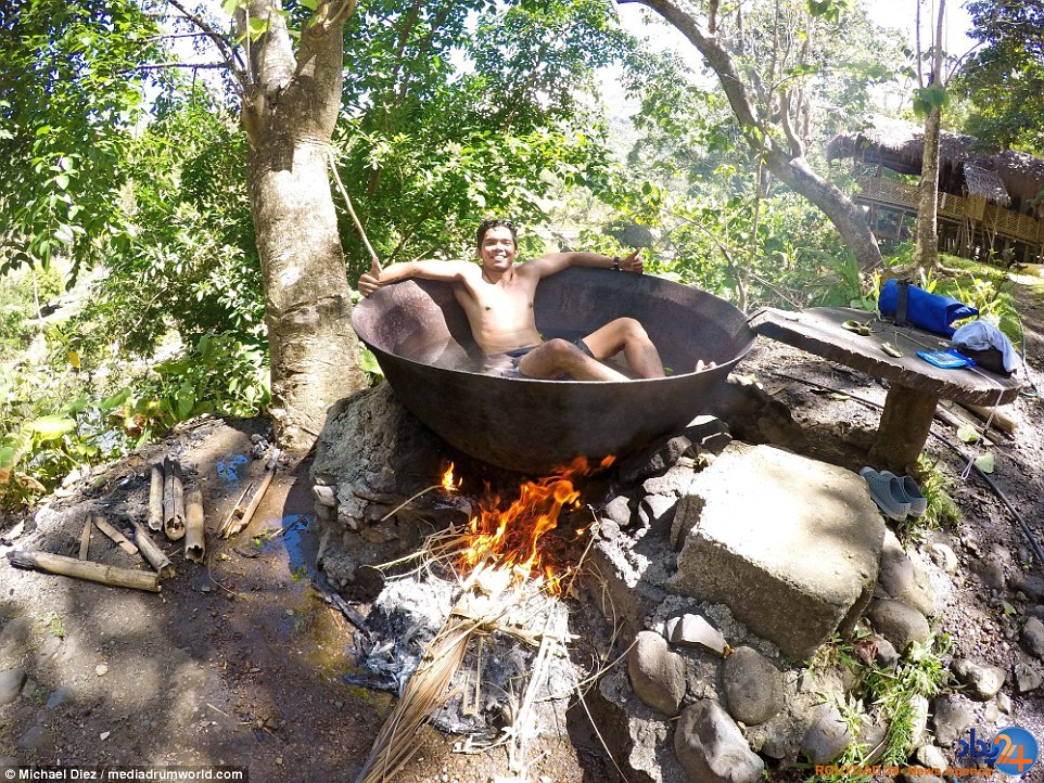 حمام به شیوه قبایل آدمخوار (تصاویر) حمام به شیوه قبایل آدمخوار (تصاویر)