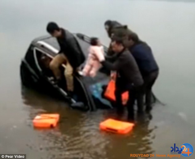 روش عجیب این پدر و مادر برای نجات فرزندانشان (فیلم و تصاویر)