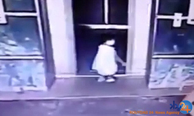 روش عجیب این پدر و مادر برای نجات فرزندانشان (فیلم و تصاویر)